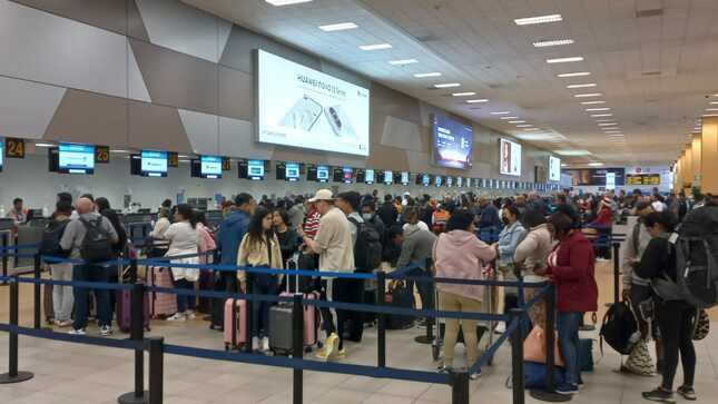 Los vuelos de llegada están siendo derivados a aeropuertos alternos. Foto: gob.pe