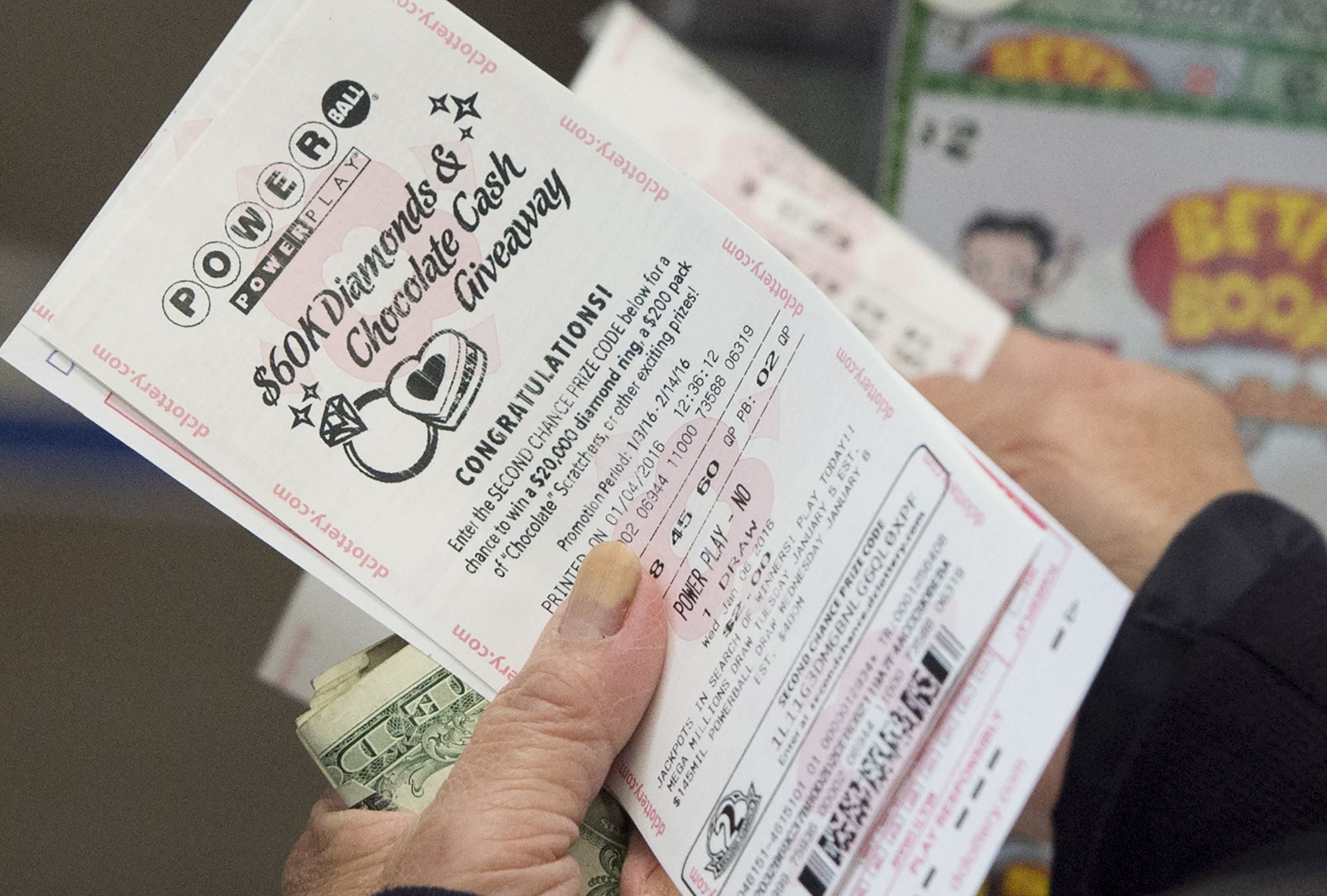 En esta nota conocerás los resultados del sorteo del Powerball del sábado 21 de marzo y descubrir si alguien se quedó con el premio mayor. (Foto: SAUL LOEB / AFP)