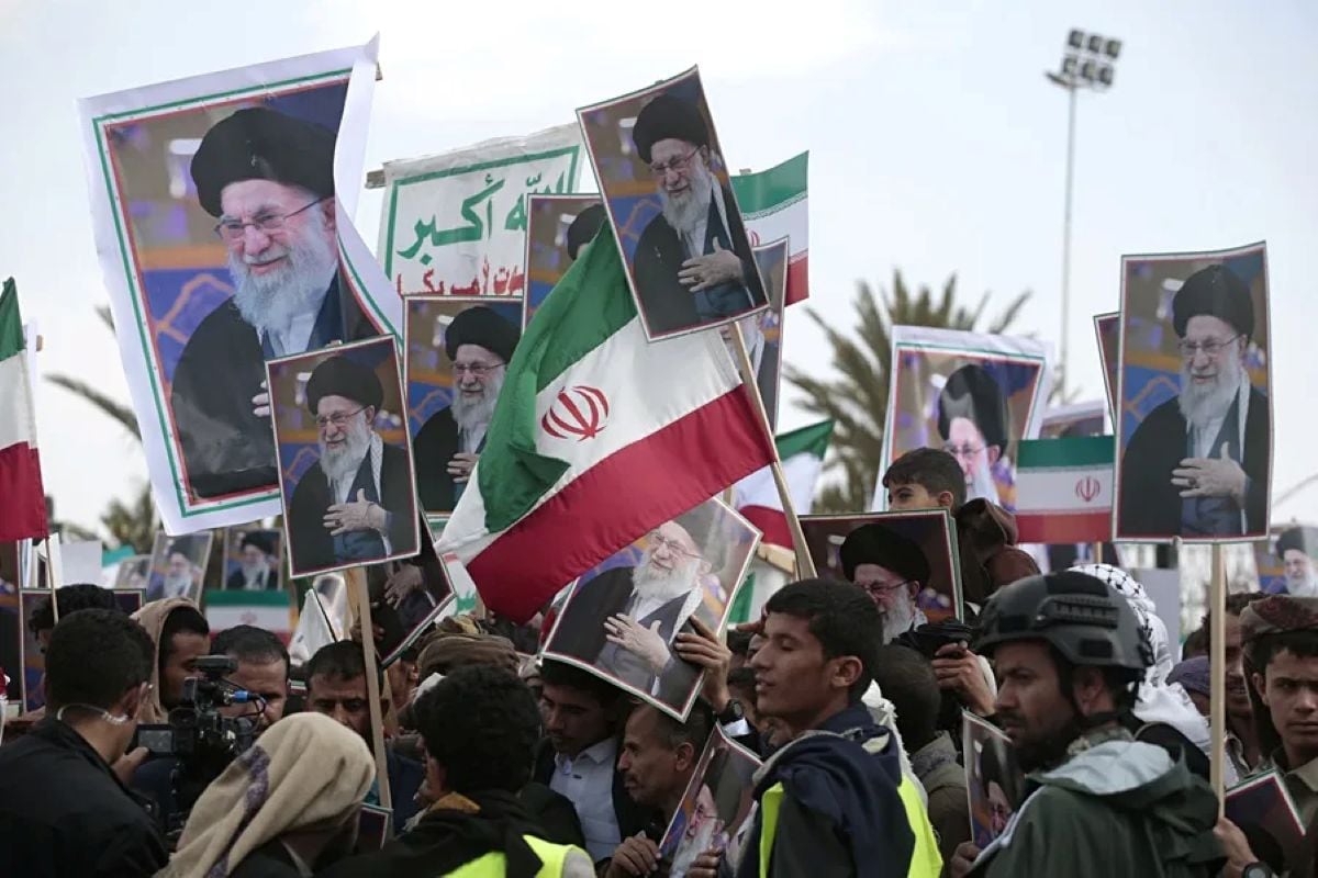 Personas manifiestan su apoyo a Irán en Saná, capital de Yemen, ante los ataques de Estados Unidos e Israel. Foto: EFE.