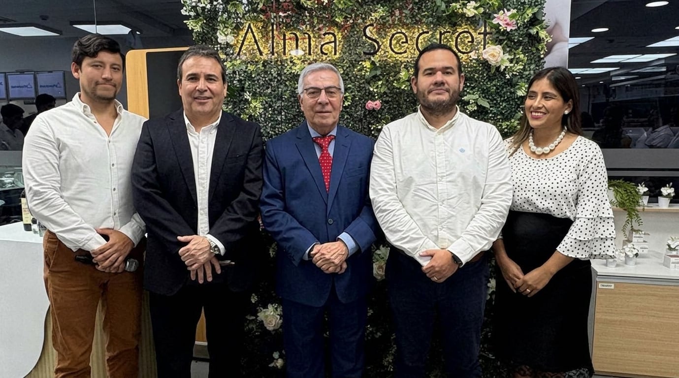 Ángel Acevedo Villalba, presidente del Copecoh, acompañó en lanzamiento de la marca a los directivos de la Corporación FAM Universal, grupo empresarial al que pertenecen H&I Universal S.A.C. y Farmacia Universal. (Foto: Cámara de Comercio de Lima)