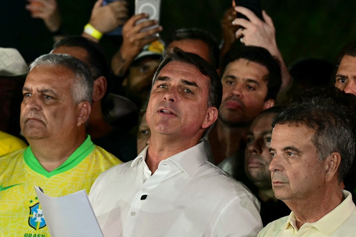 El candidato presidencial por el Partido Liberal (PL), Flávio Bolsonaro, reacciona tras conocer los primeros resultados de la segunda vuelta de las elecciones presidenciales, en Brasilia, el 25 de octubre de 2026. (Pablo PORCIUNCULA / AFP)