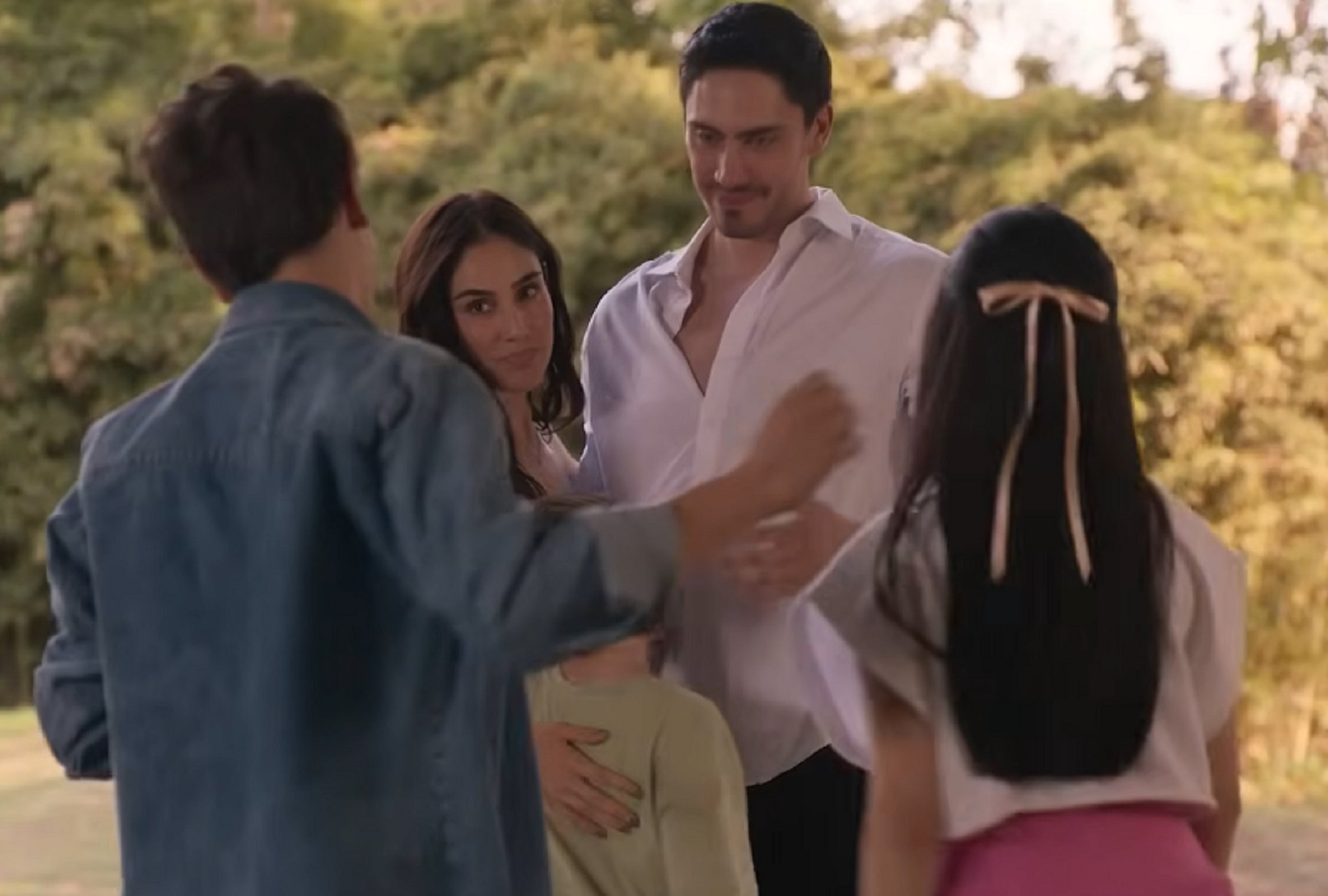 Jimena (Sandra Echeverría) juntos a sus hijos y Gabriel (Iván Amozurrutia) en la tercera temporada de "El niñero" (Foto: Netflix)