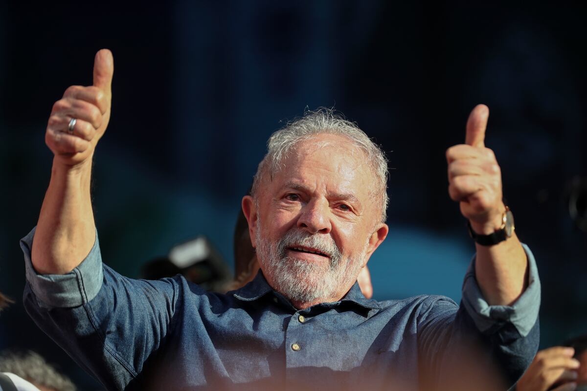 El expresidente brasileño Luiz Inácio Lula da Silva, del partido de los Trabajadores (PT), participa en una manifestación de las principales centrales sindicales del país por el Día Internacional del Trabajo, en Sao Paulo (Brasil). (Foto: EFE/Sebastião Moreira)