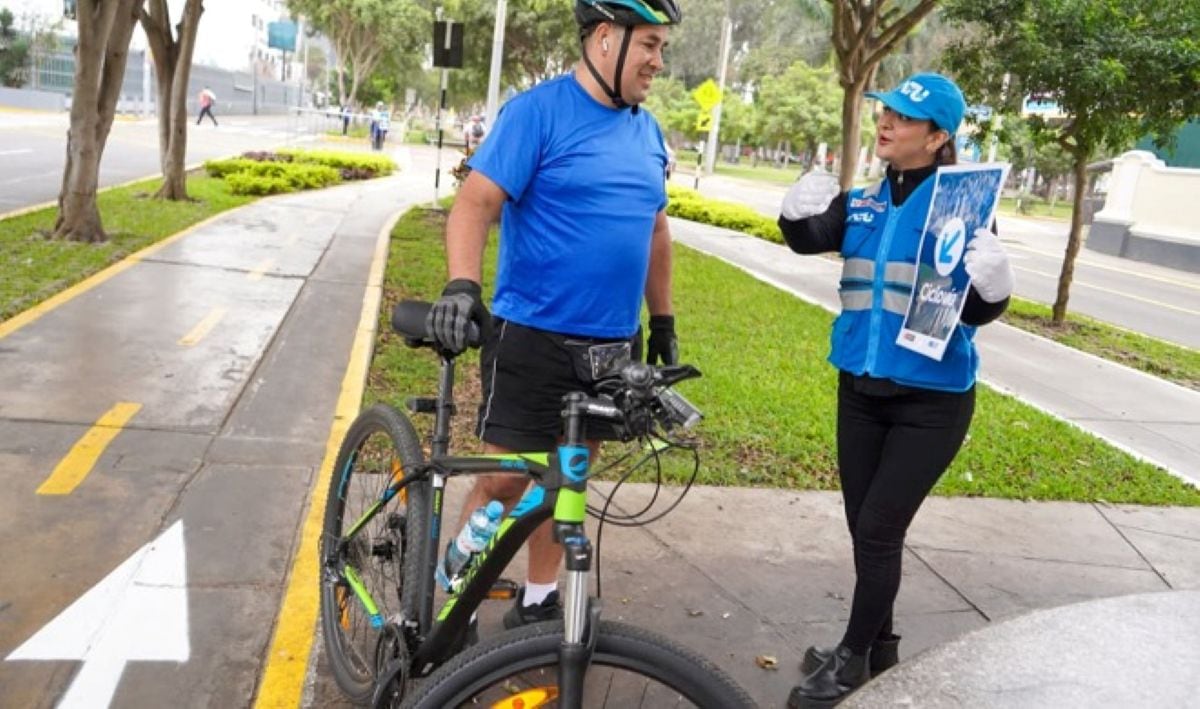 Personal de la ATU inició la Etapa 0 del plan piloto en la avenida Arequipa con labores de orientación dirigidas a peatones, ciclistas y usuarios del Corredor Azul. Foto: ATU.