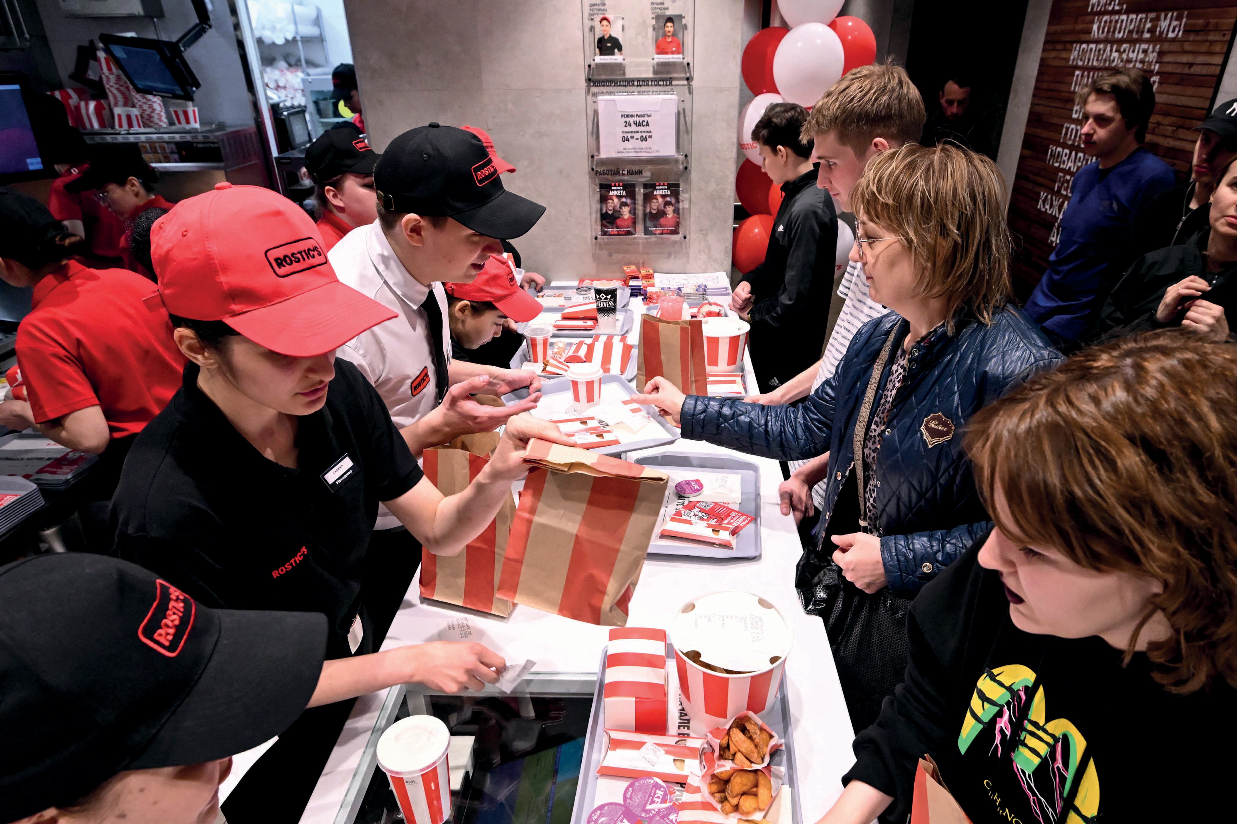 Los trabajadores de la industria de comida rápida en California se beneficiarán de un aumento salarial (Foto: AFP)