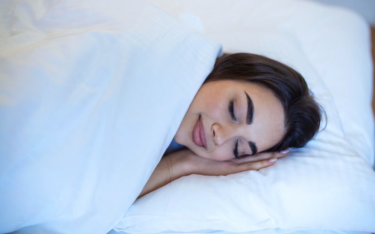 Dormir bien es necesario para mantener una buena salud, pero la recomendación de descansar ocho horas podría no aplicarse de la misma manera para todos. (Foto referencial: Freepik)