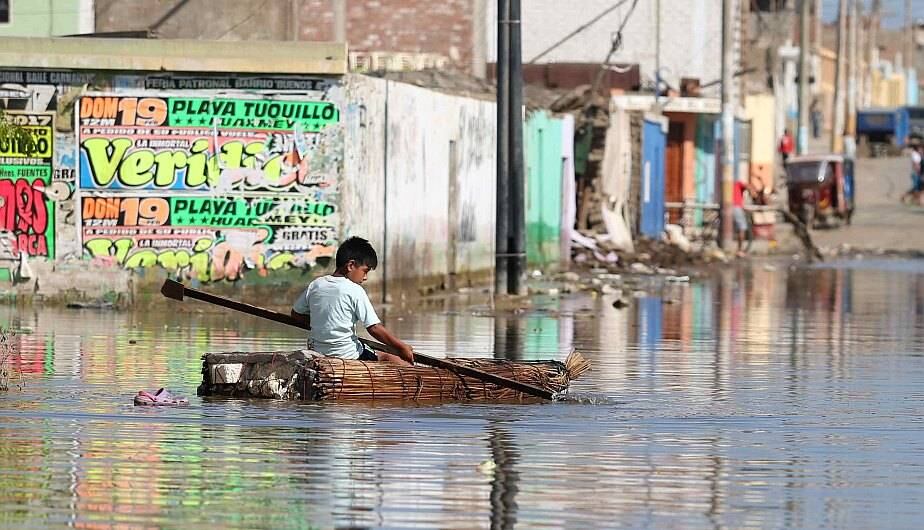Devastadores efectos del fenómeno El Niño en Huarmey, Perú. (Foto: EFE / Ernesto Arias)
