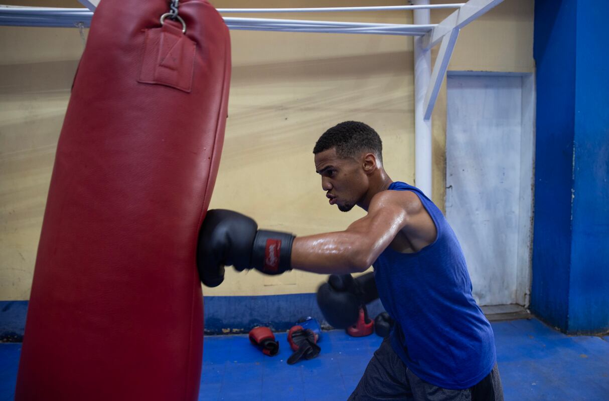 AME635. SANTO DOMINGO (REPÚBLICA DOMINICANA), 18/09/2024.- El boxeador dominicano Yunior Alcántara, ganador de medalla de bronce en París 2024, participa en un entrenamiento este lunes, en el pabellón de boxeo del Centro Olímpico en Santo Domingo (República Dominicana). Los puños y el sudor del boxeo le han valido a República Dominicana para conseguir cuatro de las catorce medallas que ha conquistado el país desde que en 1964, en Tokio, comenzara su andadura en los Juegos Olímpicos y fue precisamente este deporte el que, veinte años después, llevó por primera vez a un atleta dominicano al podio olímpico. EFE/ Orlando Barría