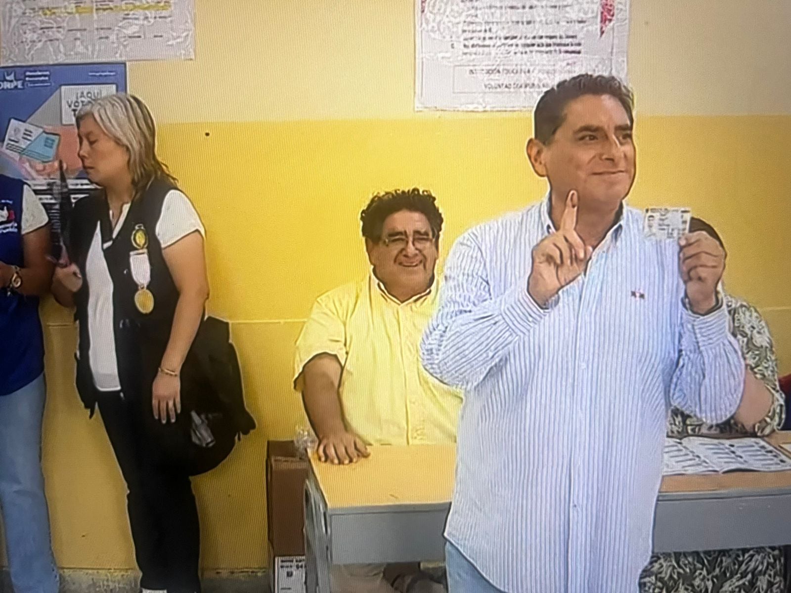 Carlos Álvarez fue el primer candidato a la presidencia en votar. (Fuente: Canal N)