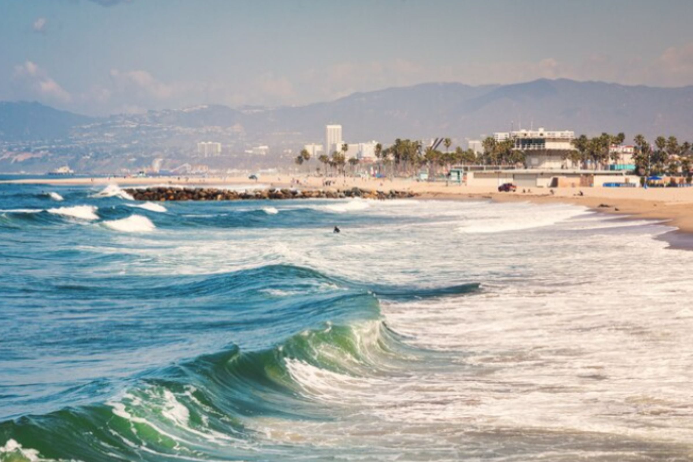 La situación ha obligado al cierre temporal de varias zonas costeras, incluyendo áreas frente al Hotel del Coronado. (Foto: Freepik / Imagen referencial)