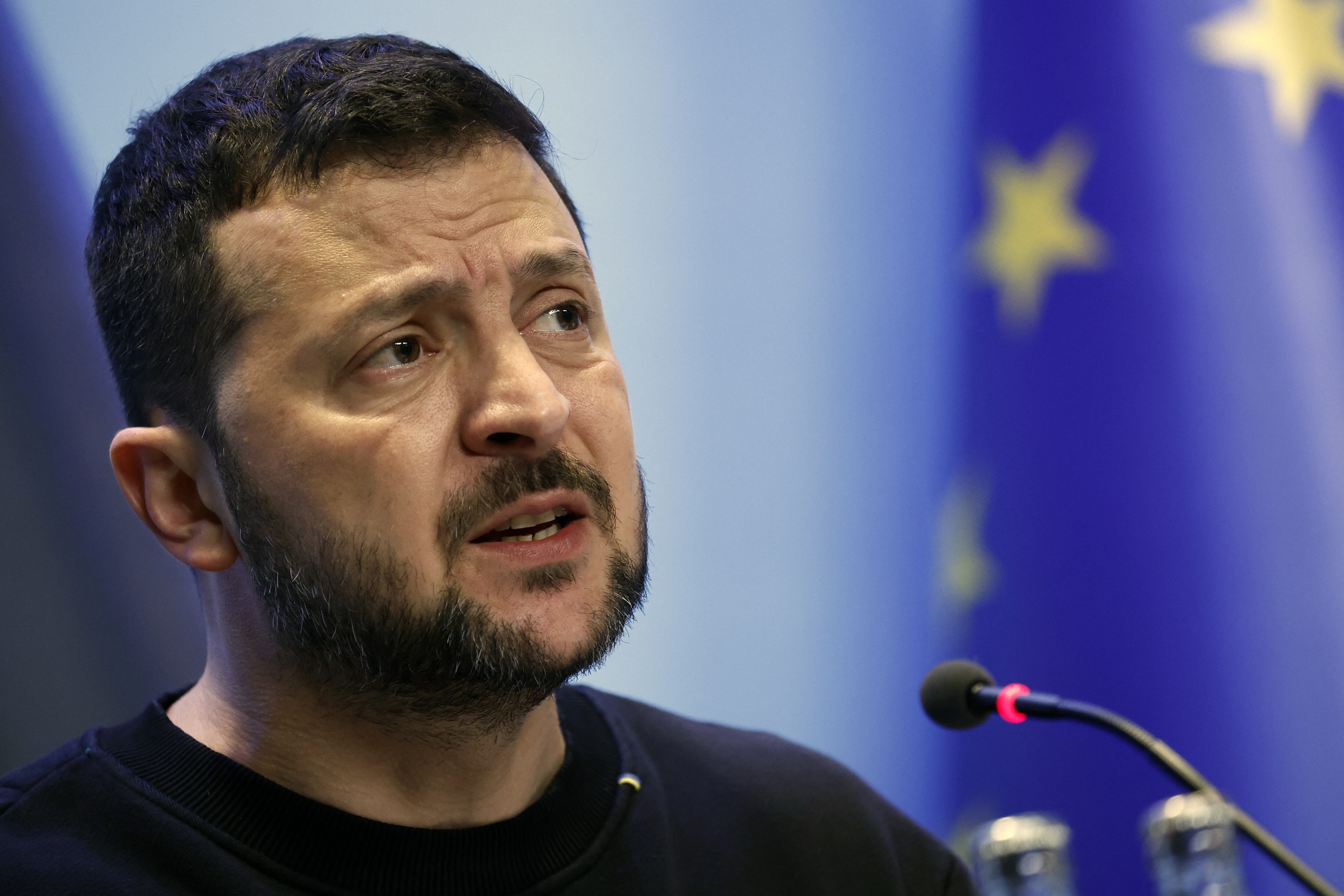 El presidente de Ucrania, Volodymyr Zelensky, habla durante una conferencia de prensa conjunta con el primer ministro belga después de firmar un acuerdo de seguridad en Bruselas el 28 de mayo de 2024. (Foto de KENZO TRIBOUILLARD / AFP).