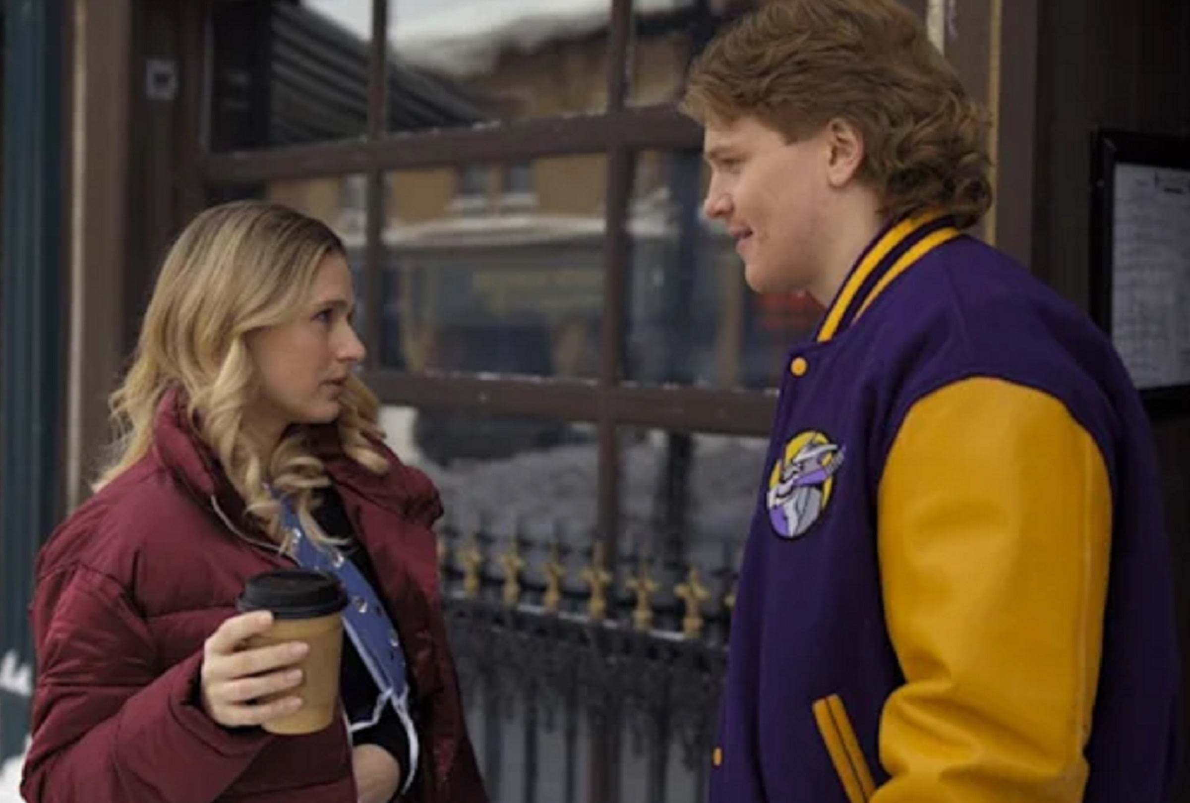 Aidan Shaw interpreta a Weston Scannell, el novio de Elise Russo (Alexandra Beaton), en la serie canadiense "Bailando sobre hielo" (Foto: Netflix)