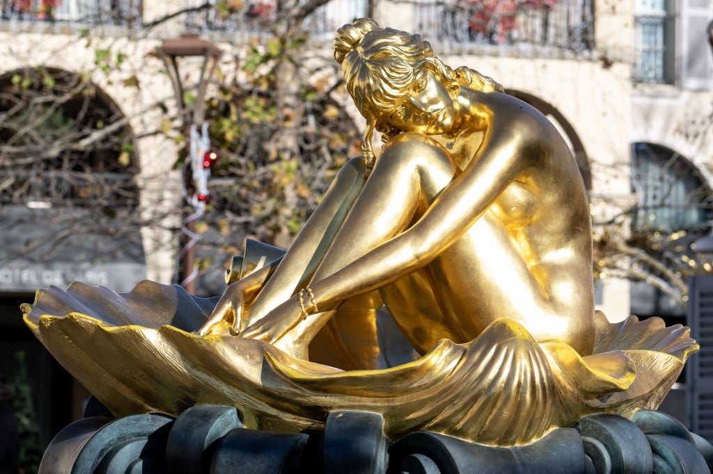 Una foto muestra la estatua de la fallecida actriz francesa y activista por los derechos de los animales Brigitte Bardot, creada a partir de una obra de arte del autor de cómics italiano Milo Manara, en la Place Blanqui en Saint-Tropez, sureste de Francia, el 29 de diciembre de 2025. La leyenda del cine francés Brigitte Bardot murió a los 91 años. AFP supo de la Fundación Brigitte Bardot el 28 de diciembre de 2025. (Foto de MIGUEL MEDINA / AFP)