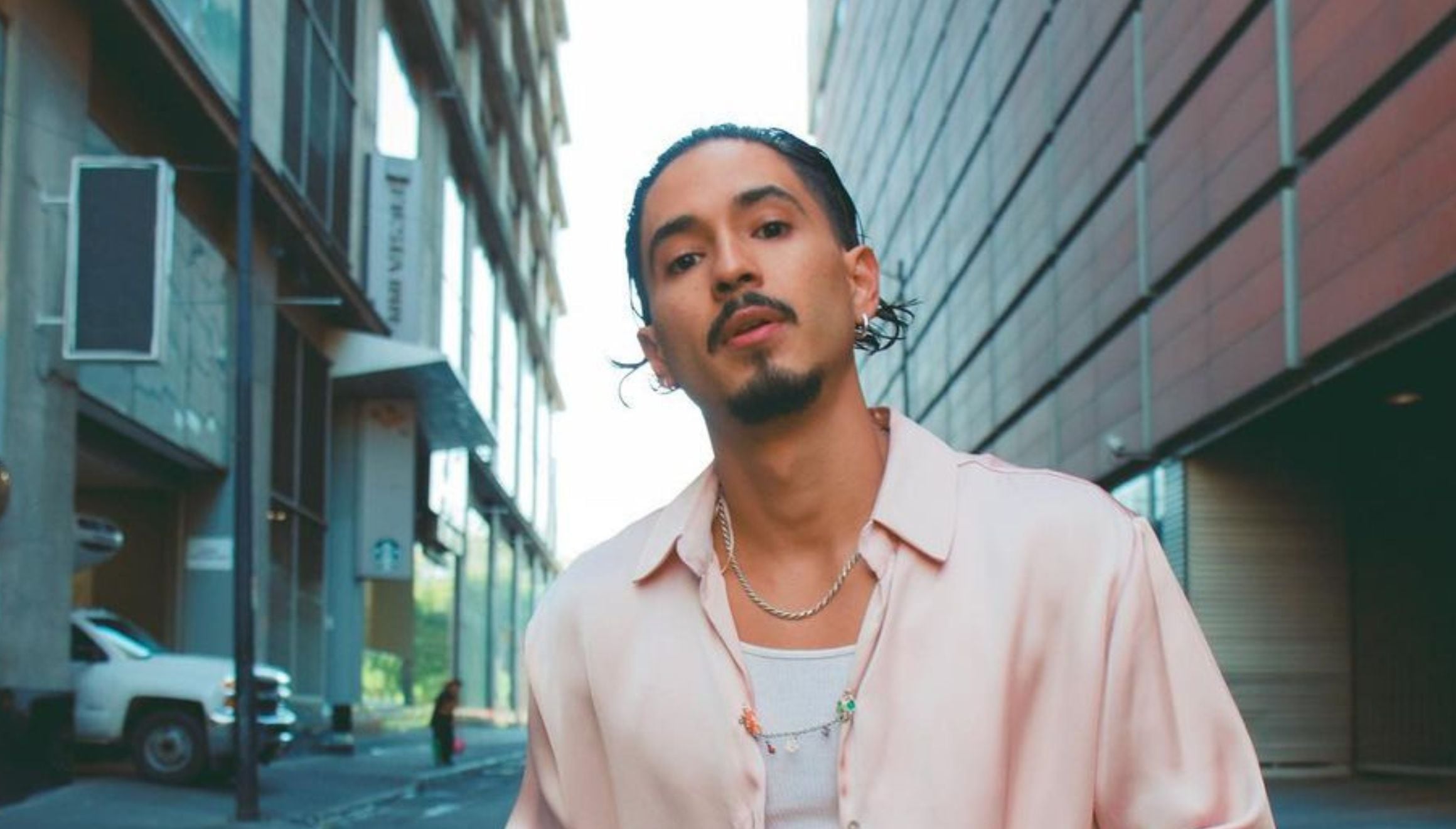 Joshua Okamoto es un actor de cine y televisión que protagoniza la serie "Los reyes de oriente" de Netflix (Foto: @joshuaokamoto_ / Instagram)