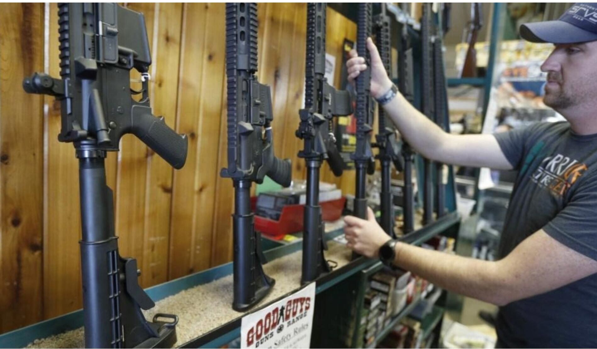 El gobernador de Florida, Ron DeSantis, también pidió aprobar una ley en el Congreso del estado para permitir que los ciudadanos porten en público sus armas, debido a que la norma actual prohíbe hacerlo. Foto: AFP.