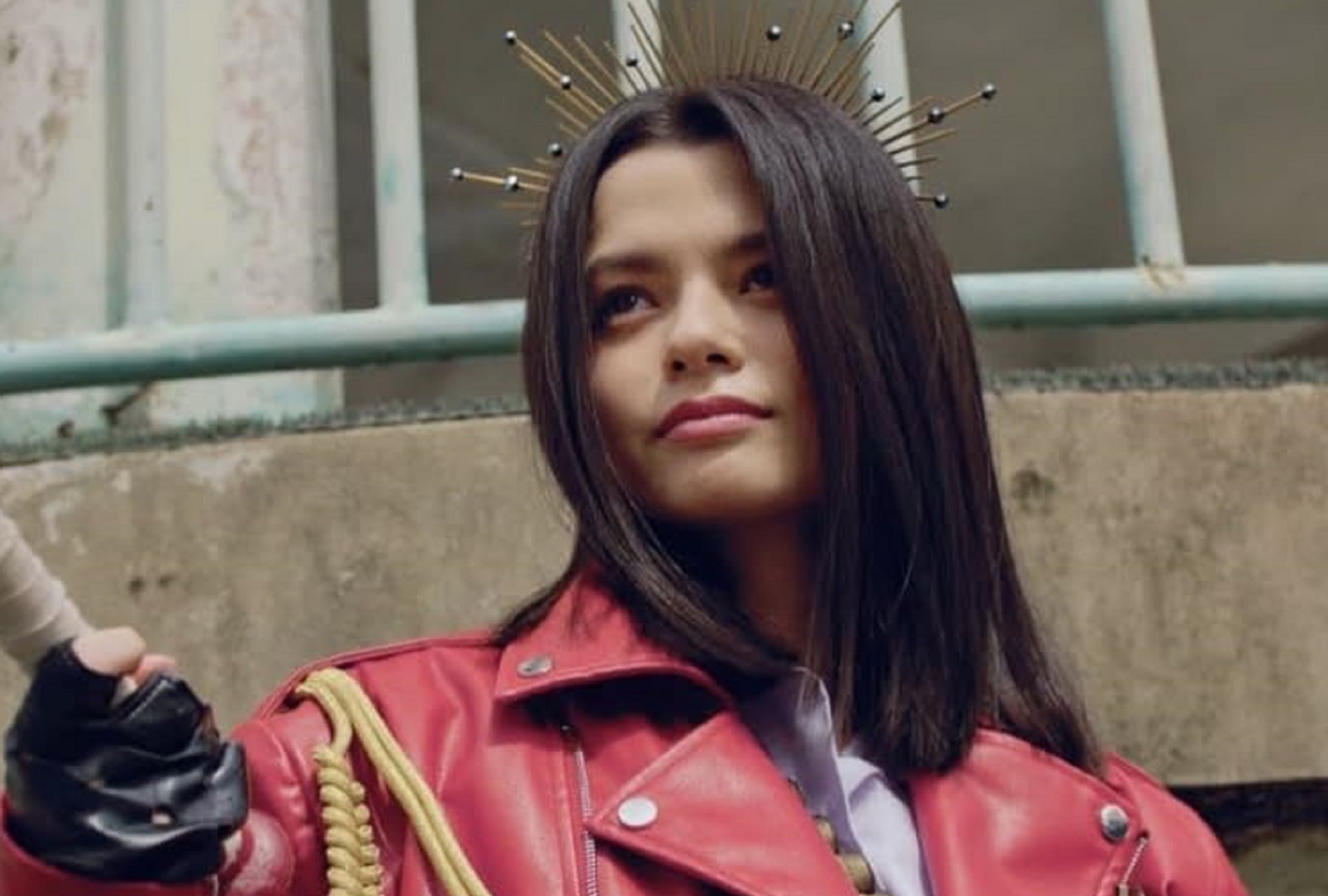 Becky Armstrong es la protagonista de la serie antológica "La chica nueva: El reinicio", donde interpreta a Nanno, la representación del karma (Foto: Netflix)