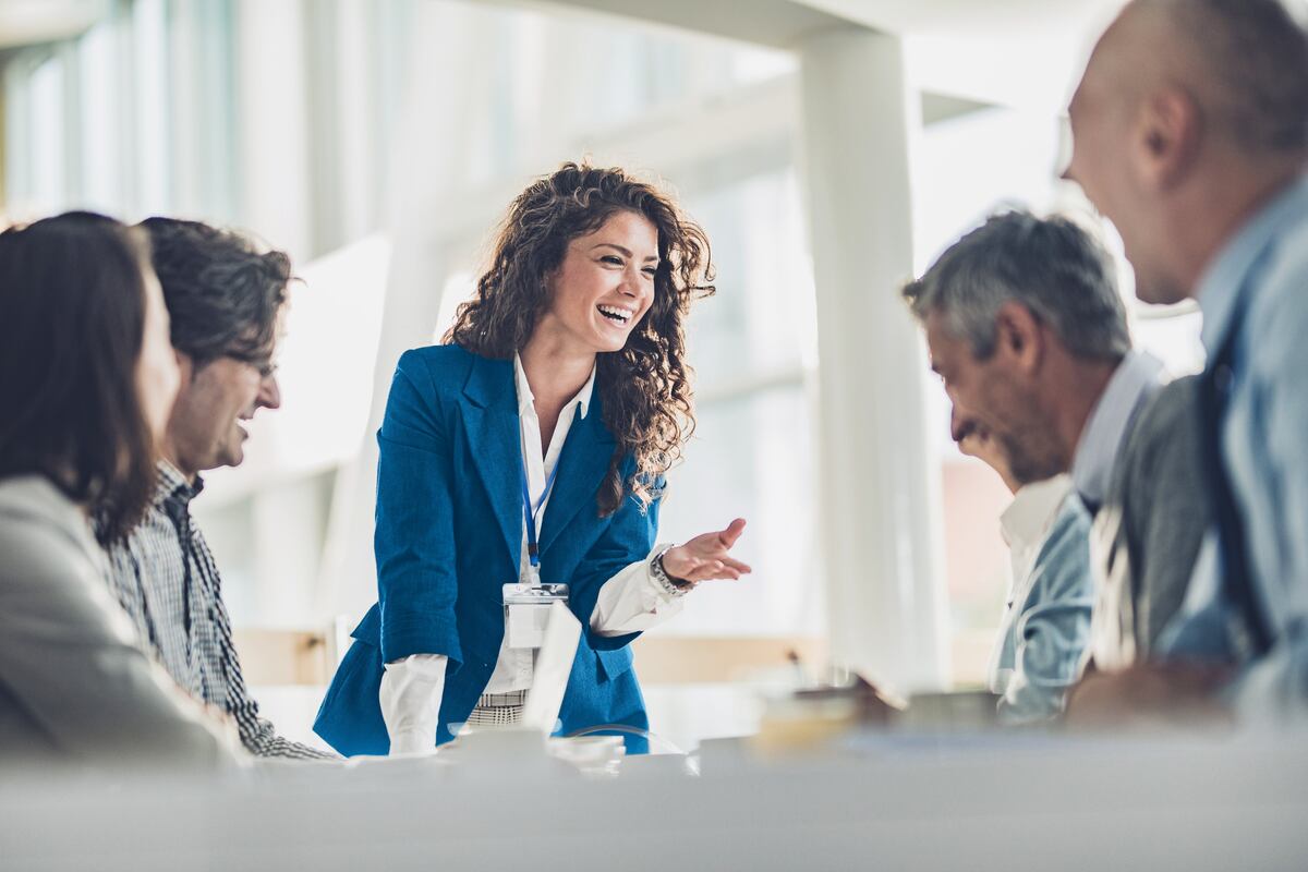 Su éxito en este nuevo rol depende de pasar de la claridad táctica a la ambigüedad estratégica. Debe encontrar valor no en hacer, sino en guiar, orientar, influir y desarrollar a otros. (Foto: iStock)