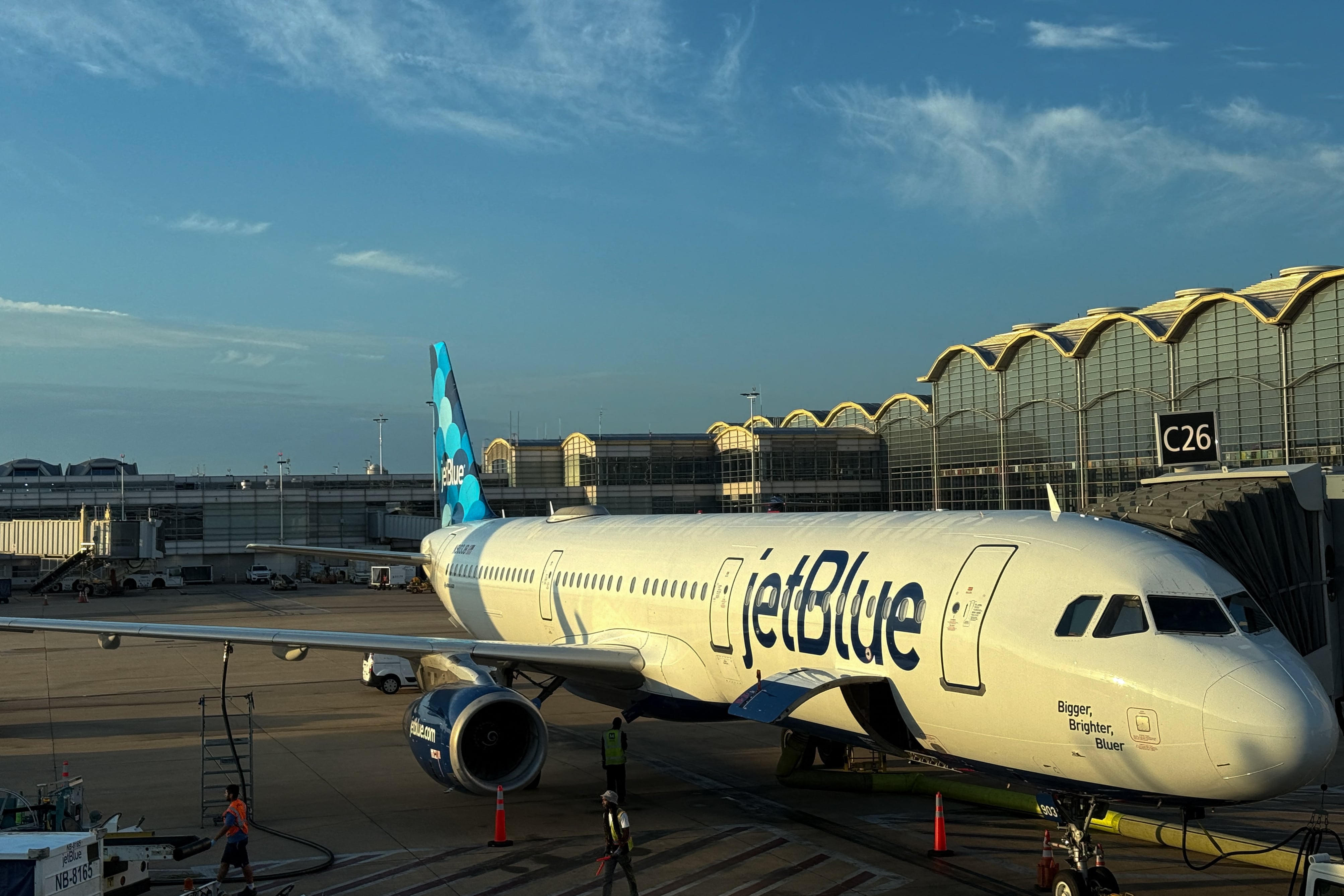 JetBlue AirWays es una de las aerolíneas estadounidenses que incrementó sus tarifas por maleta facturada. (Crédito: Daniel SLIM / AFP)