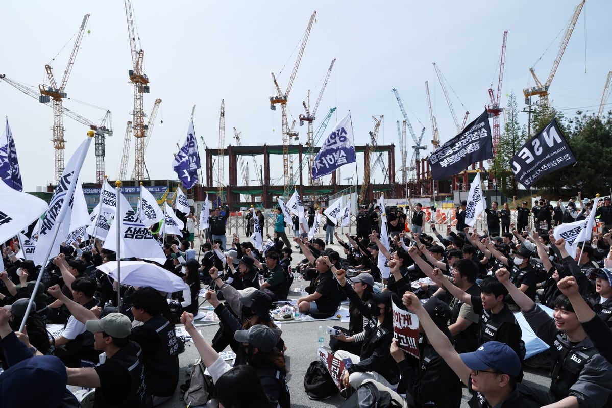 Miembros del sindicato de Samsung Electronics portan pancartas durante una protesta frente a la planta de semiconductores de la compañía en Pyeongtaek, Corea del Sur, el 23 de abril de 2026. (Foto: EFE/EPA/HAN MYUNG-GU)
