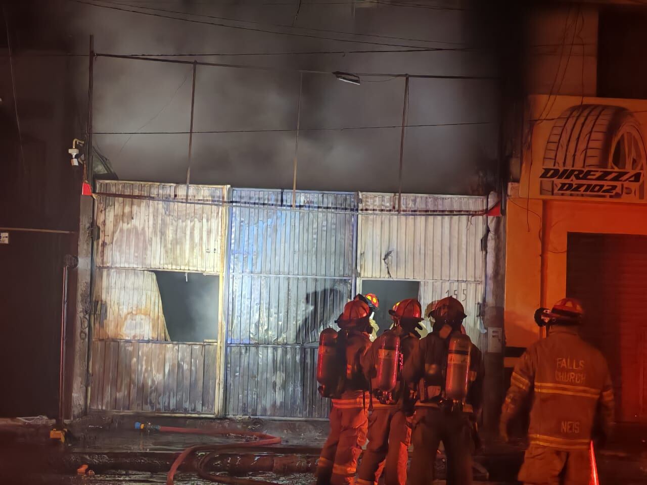 Incendio en local de venta en Miraflores y se sospecha de extorsión. Foto: Difusión.
