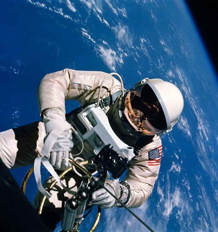 Durante la actividad, los tripulantes prepararán la instalación de nuevos paneles solares en el exterior de la estación. (Foto: NASA / AFP)