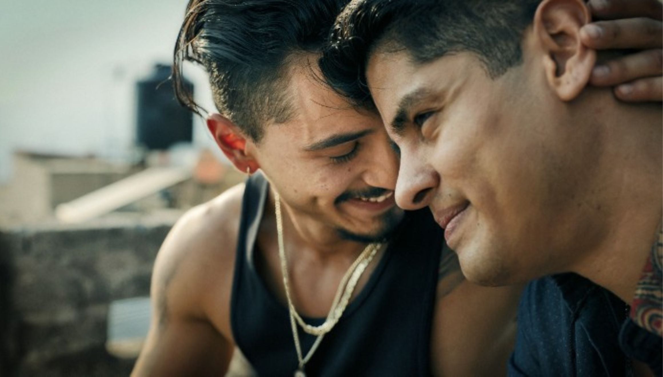 Joshua Okamoto como Javo y Manuel Villegas como Santos en una escena de la serie "Los reyes de oriente" (Foto: Netflix)