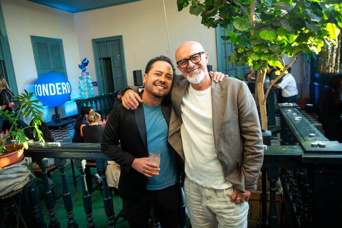 Miguel Valladares junto a Carlos Alcántara, el último miércoles en evento de preventa de Tondero. (Foto: © Valentina Astuhuamán / Icónica)