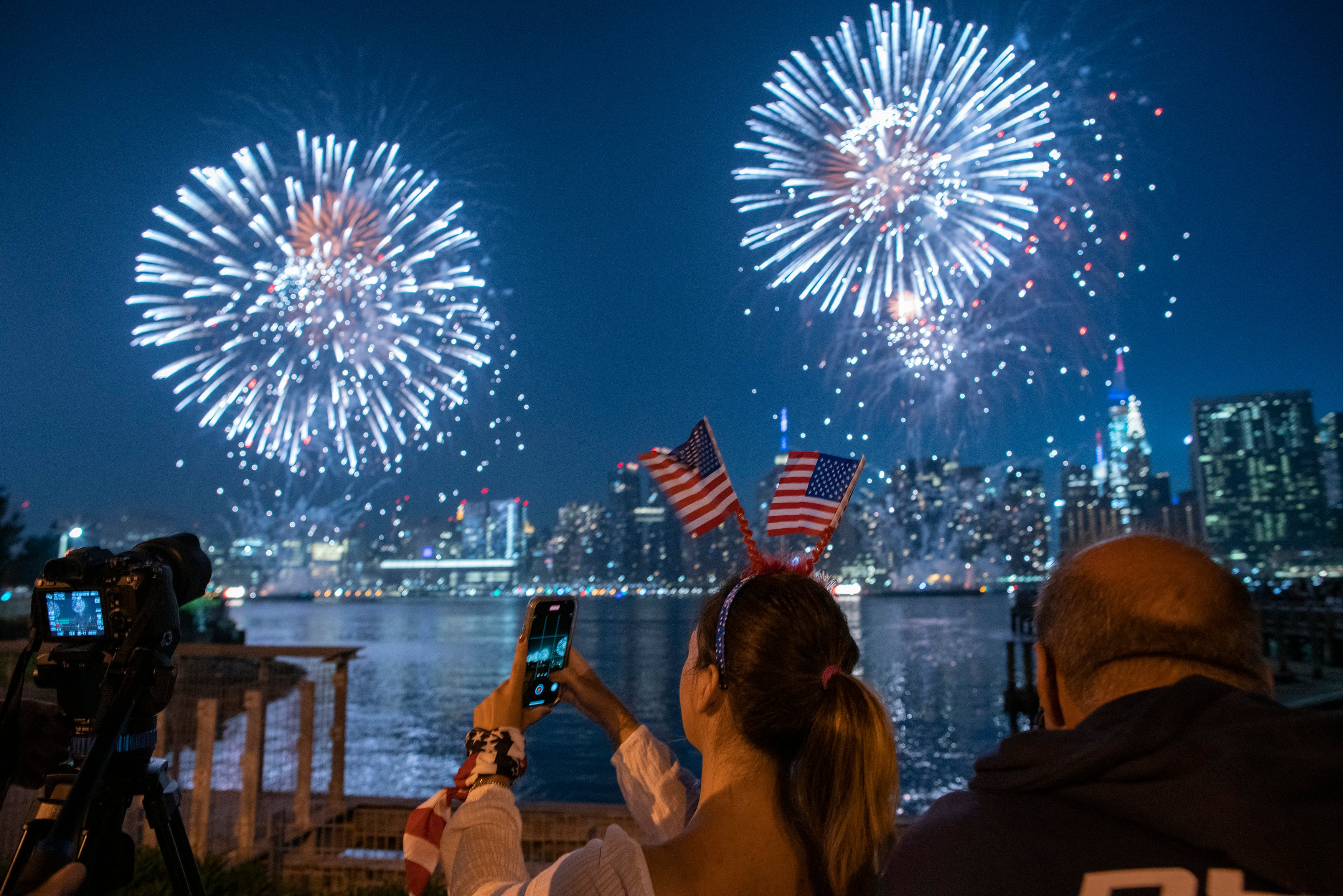 Antes de celebrar, verifica si en tu estado está permitido el uso de fuegos artificiales. | Crédito: AFP