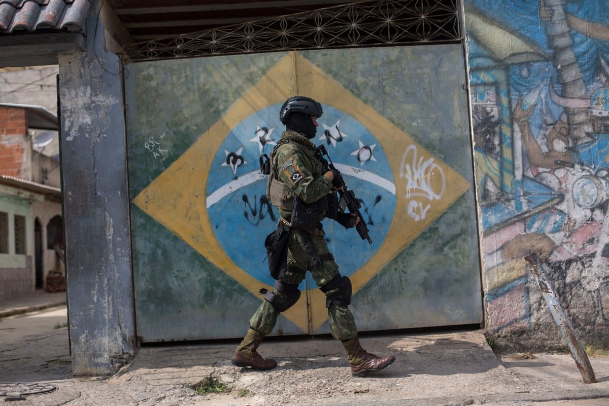 La delincuencia es actualmente la principal preocupación de los brasileños, y el político de extrema derecha Flavio Bolsonaro espera capitalizar esos temores en las elecciones del 4 de octubre prometiendo importar el modelo del presidente salvadoreño Nayib Bukele para combatir el crimen. (Foto de Mauro PIMENTEL / AFP)