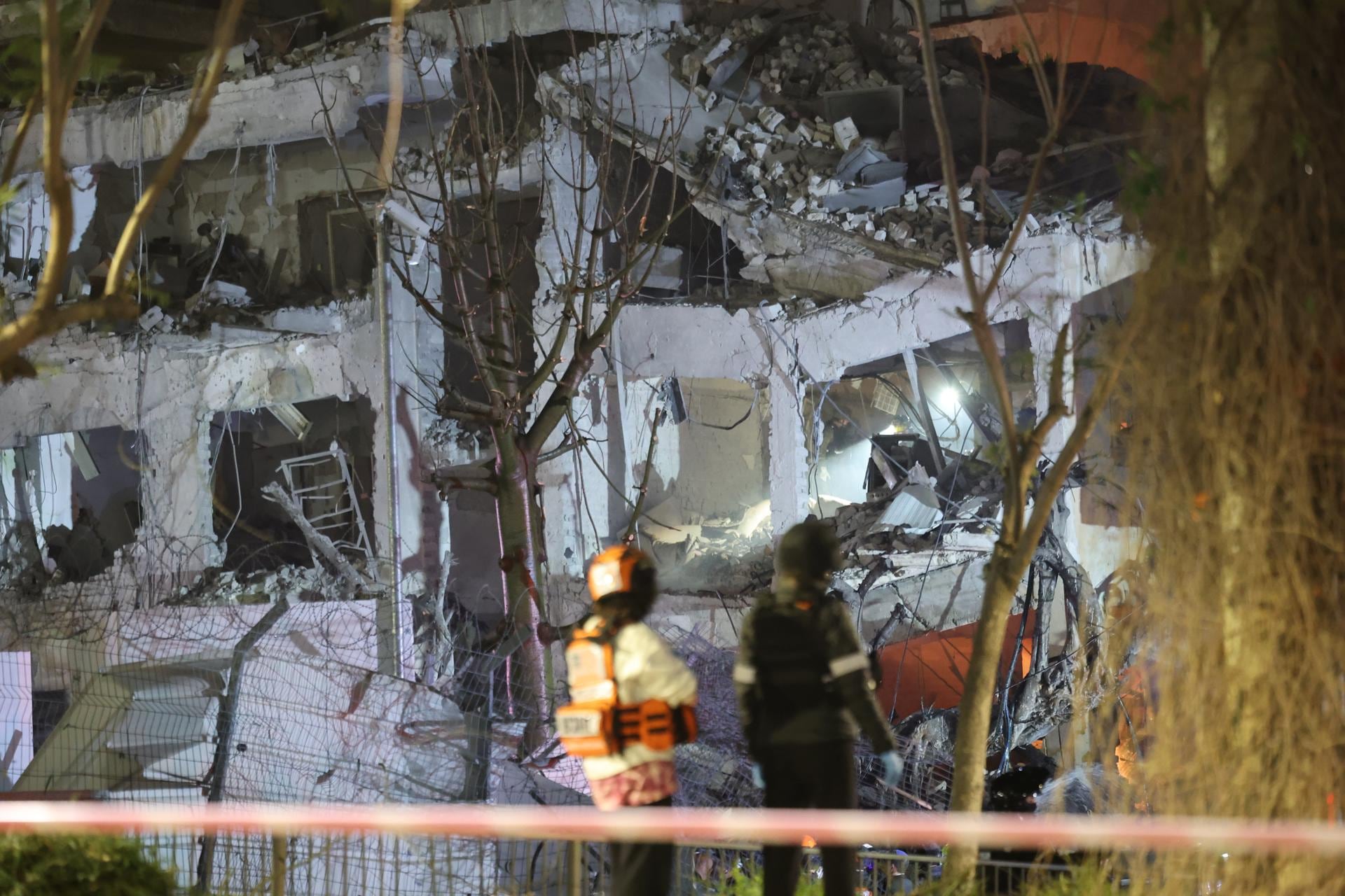 Servicios de emergencia en el lugar del impacto de un misil iraní en un edificio en Tel Aviv, Israel, el 28 de febrero de 2026. (EFE/EPA/ABIR SULTAN).