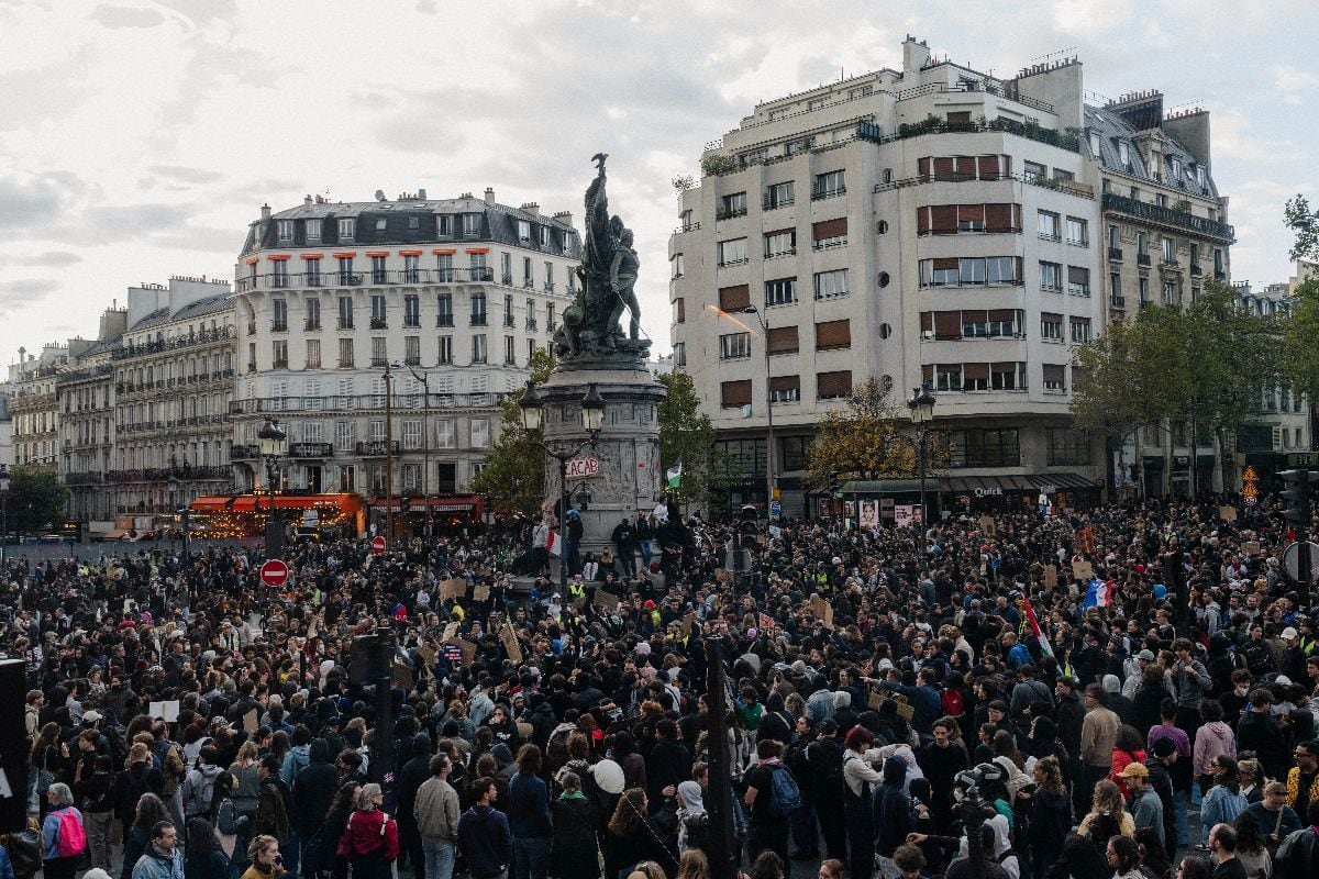 Manifestantes llegan a la Place de Clichy, punto final del recorrido aprobado por la Prefectura de Policía de París, durante una protesta en París, Francia, el sábado 17 de octubre de 2026. Fotógrafo: Wayan Barre/Bloomberg