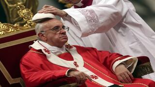 El Papa advirtió a la curia del “peligro de pensar en cosas mundanas”