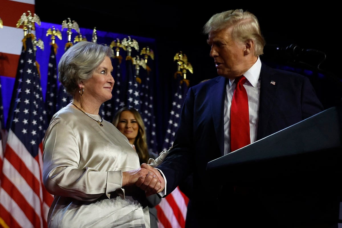 Donald Trump junto a su entonces asesora principal de campaña, Susie Wiles, durante un evento en el Centro de Convenciones de Palm Beach, el 6 de noviembre de 2024. (Foto de CHIP SOMODEVILLA / GETTY IMAGES NORTH AMERICA / AFP)