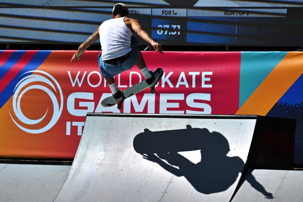 El peruano Angelo Caro compite durante las semifinales masculinas del Campeonato Mundial de Street Skateboarding, en Roma, el 14 de septiembre de 2024. (Foto: Andreas SOLARO / AFP)