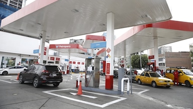 Vehículos ingresan al grifo de Petroperú donde el GLP se vende a 9.99 soles por galón, lo que ha generado una alta afluencia de conductores. (Foto: César Campos/@photo.gec)