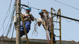 Empresas de electricidad tienen hasta marzo del 2026 para retirar cables en mal estado