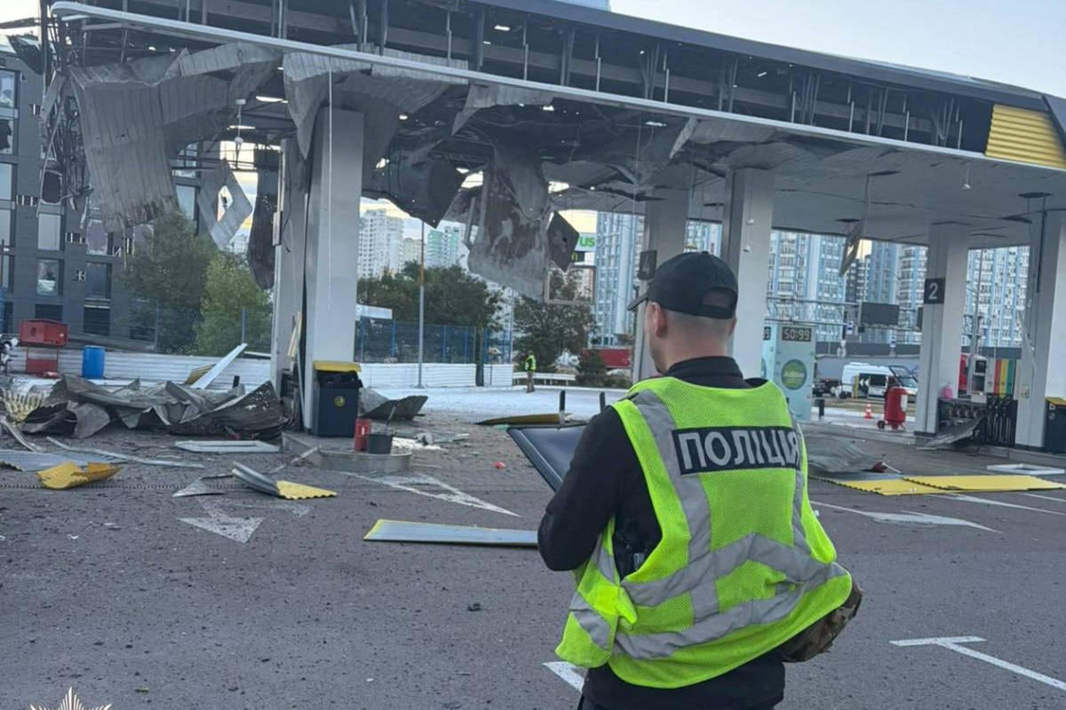 Esta fotografía, distribuida por el Servicio de Prensa de la Policía Nacional de Ucrania el 15 de septiembre de 2026, muestra a un policía examinando una gasolinera dañada tras un ataque con drones rusos en Kiev. (Foto: AFP)