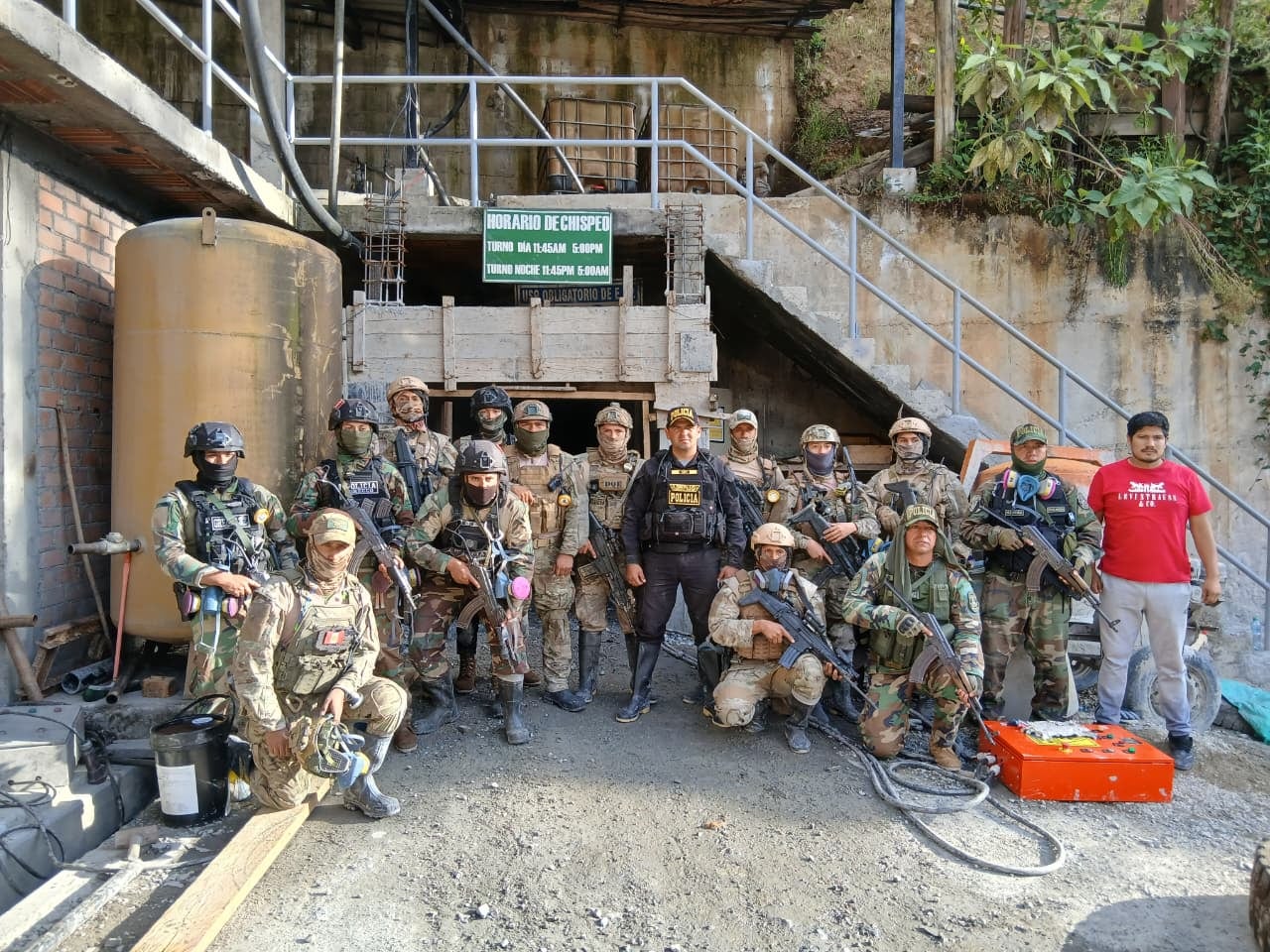 Operativo conjunto de las Fuerzas Armadas y la Policía permitió rescatar a ocho trabajadores secuestrados en una bocamina de Pataz. Cuatro militares resultaron heridos durante la intervención. Foto: Fuerzas Armadas.