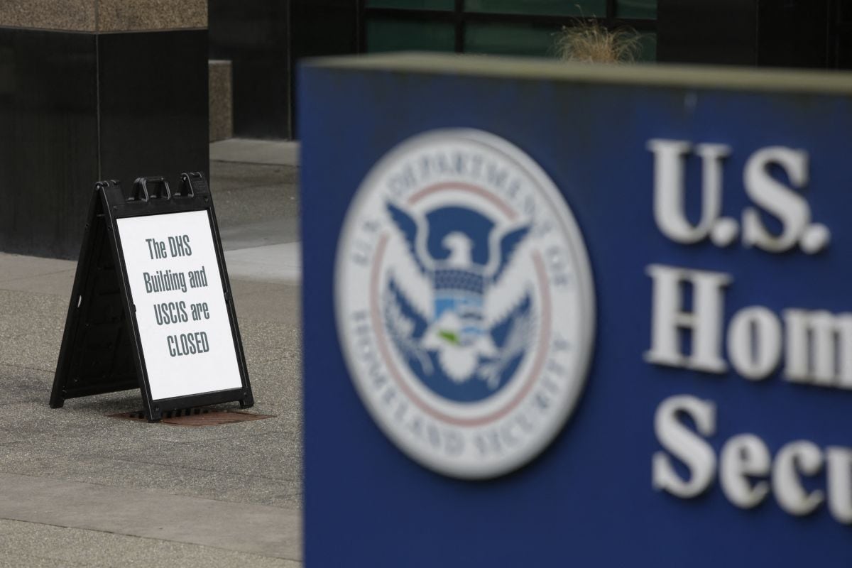 Cuando un edificio del Departamento de Seguridad Nacional y una oficina local del Servicio de Ciudadanía e Inmigración de Estados Unidos cerraron sus puertas en Tukwila, Washington, el 3 de marzo de 2020 (Foto: Jason Redmond / AFP)