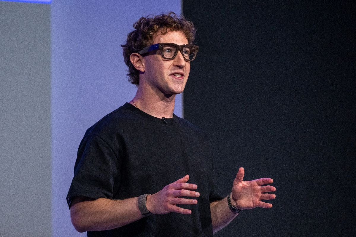 Mark Zuckerberg, director ejecutivo de Meta Platforms Inc., lleva puestas unas gafas Meta Ray-Ban con pantalla e IA durante el evento Meta Connect en Menlo Park, California (EE.UU.), el miércoles 17 de septiembre de 2025.