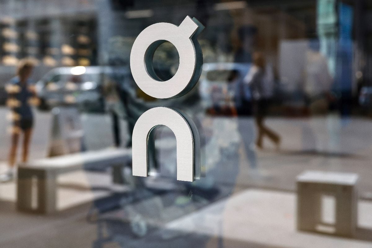 Un logotipo de On en el escaparate de la tienda insignia de On Labs, operada por On Holdings AG, en Zúrich (Suiza), el martes 21 de marzo de 2023. (Foto: Bloomberg)
