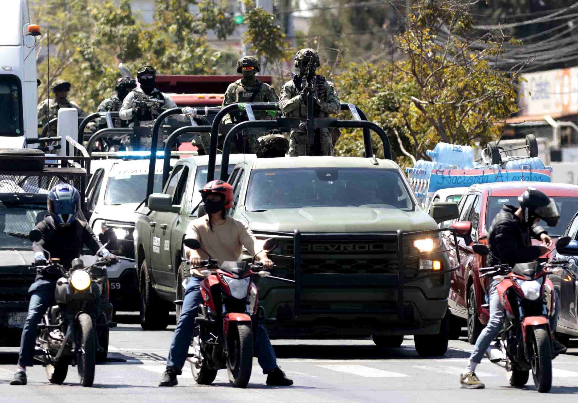 Soldados mexicanos patrullan la zona mientras el coche fúnebre del narcotraficante Nemesio "El Mencho" Oseguera llega al cementerio Recinto de la Paz en Zapopan, Jalisco, México, el 2 de marzo de 2026. (Foto de Ulises RUIZ / AFP)