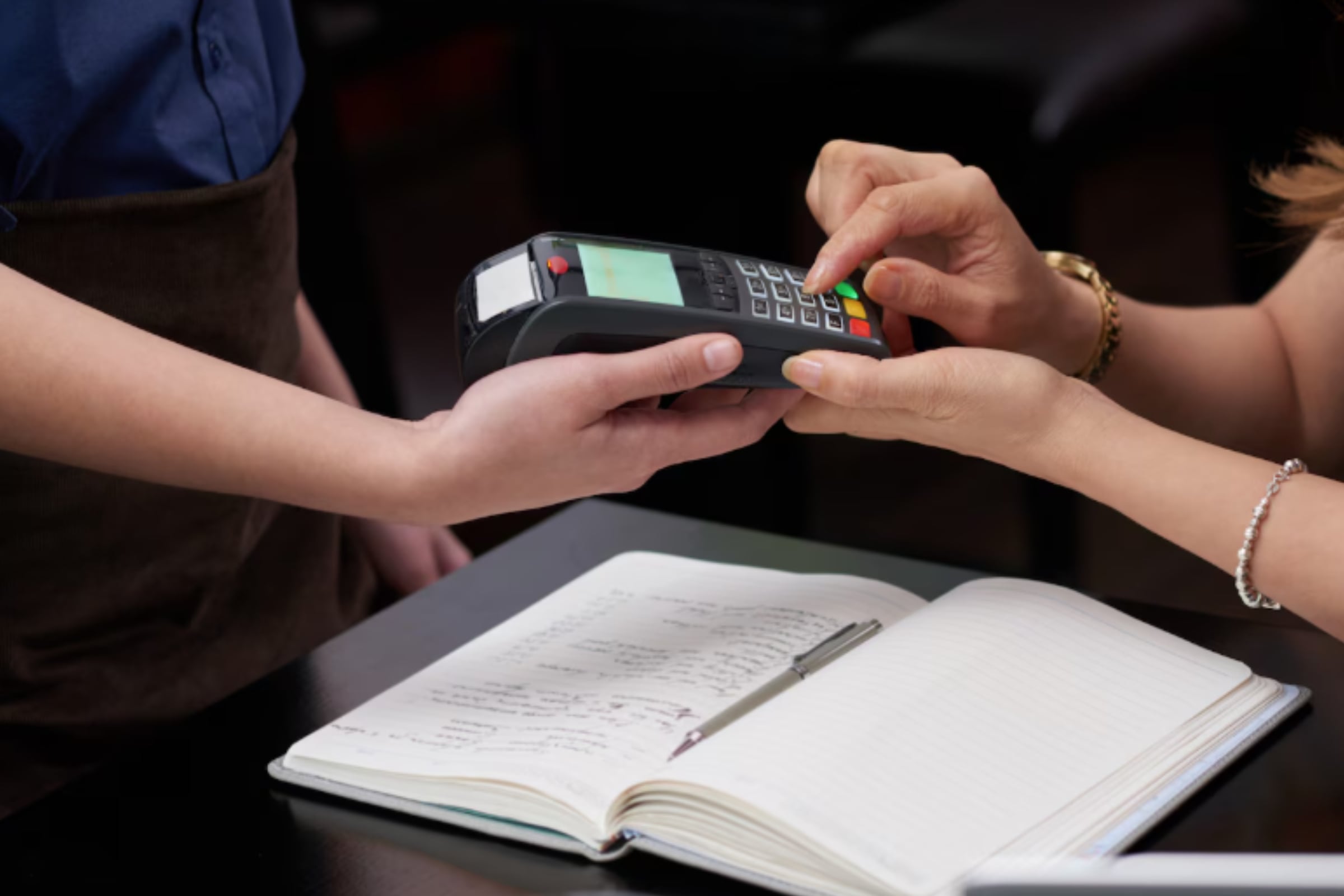 Los restaurantes de Orlando y Miami no solo te aplican los taxes, también pueden añadir propinas al precio final. (Crédito: Magnific / Imagen referencial)