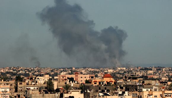 En el norte de la Franja se podían ver el domingo espesas humaredas tras los bombardeos israelíes. (Foto de SAID KHATIB / AFP)