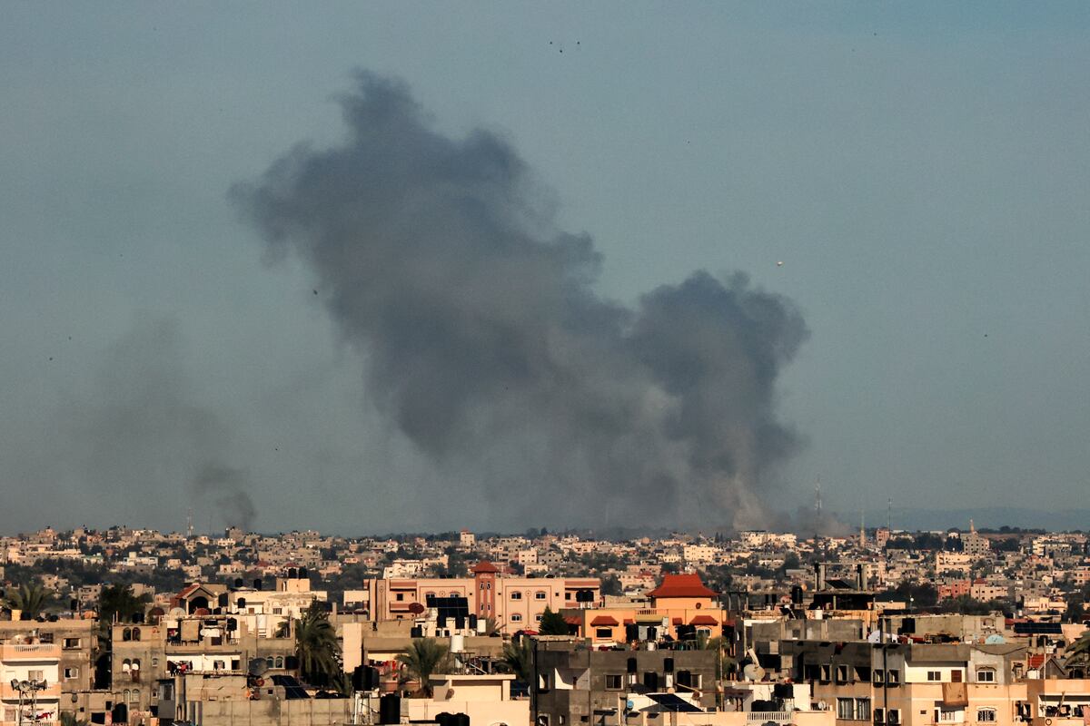 En el norte de la Franja se podían ver el domingo espesas humaredas tras los bombardeos israelíes. (Foto de SAID KHATIB / AFP)