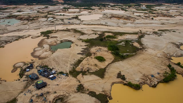 Oro ilegal de Perú: envíos “encabezan” en la región en medio de fronteras vulnerables