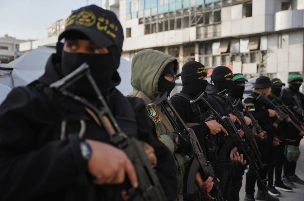 Milicianos palestinos armados de Hamás y de la Yihad Islámica se congregan para las oraciones del Eid al-Fitr en la ciudad de Gaza, el 20 de marzo de 2026. (Foto AP/Abdel Kareem Hana, archivo).