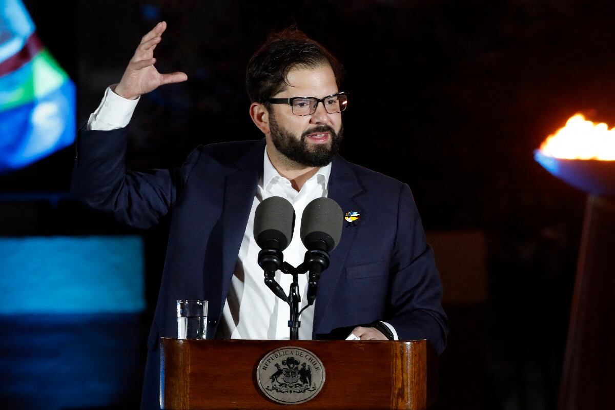 El presidente chileno, Gabriel Boric, pronuncia un discurso durante una ceremonia para recibir la antorcha de los Juegos Panamericanos en la Terraza Caupolicán, Cerro Santa Lucía, en Santiago el 30 de septiembre de 2023. (Foto de Javier TORRES / AFP)