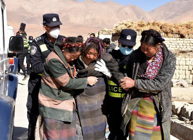 Los rescatistas trasladan a personas heridas en la aldea de Zhacun, en la región autónoma de Xizang, al suroeste de China, el 7 de enero de 2025. (EFE/EPA/XINHUA / LIU YOUSHENG).