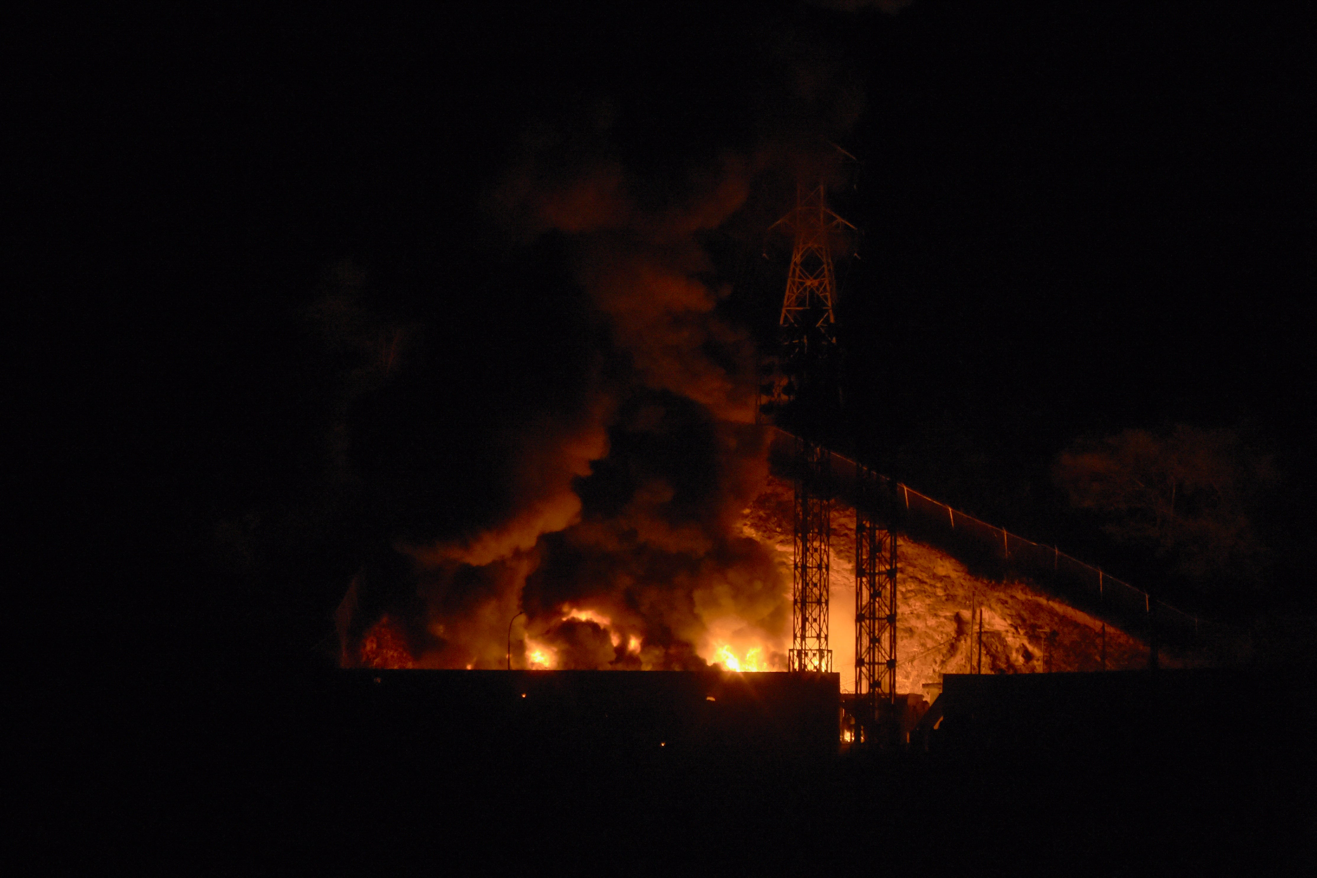 Imagen del incendio en Fuerte Tiuna, el mayor complejo militar de Venezuela, tras una serie de explosiones en Caracas el 3 de enero de 2026. Fuertes explosiones, acompañadas de sonidos similares al sobrevuelo de aviones, se escucharon en Caracas alrededor de las 2:00 a. m. (06:00 GMT) del 3 de enero, según informó un periodista de AFP. Las explosiones se producen mientras el presidente estadounidense Donald Trump, quien ha desplegado una fuerza de tarea naval en el Caribe, plantea la posibilidad de ataques terrestres contra Venezuela. (Foto de Luis JAIMES / AFP)